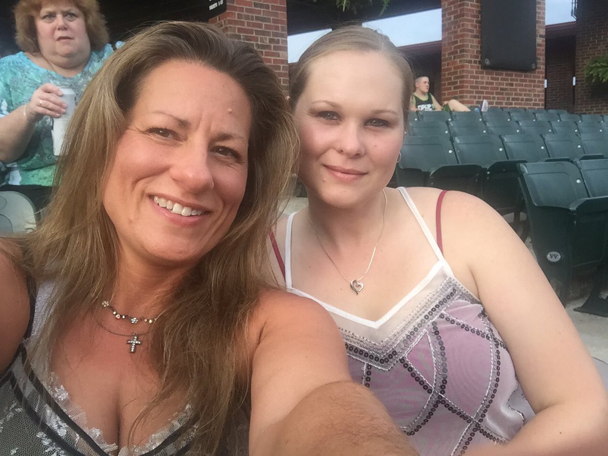 MichelleBaze's tweet image. Cheap Trick, HEART, Joan Jet...going to new very fun night!!!  #toblessedtobestressed #myhighway