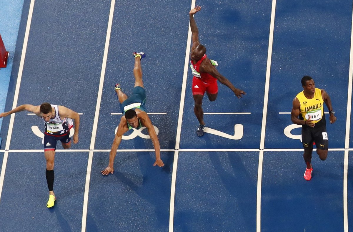 STsportsdesk's tweet photo. No, this isn't #diving. But #BRA's Joao Vitor de Oliveira (lane 8) executed one of the best dives of the Games.. 1/2 https://t.co/mlqLH4VI4W