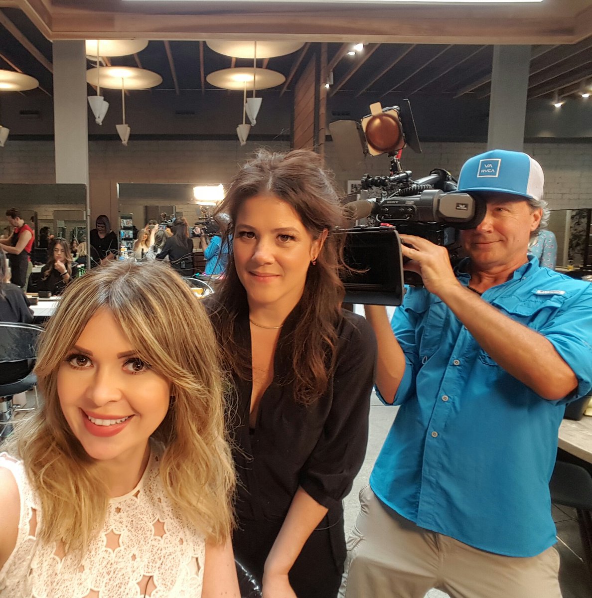 carlyjsteel's tweet photo. Joining @TraceyColorist #Blondtourage for @etnow - stay tuned for airdates! #traceycunningham #EntertainmentTonight https://t.co/K9lNuex5E4