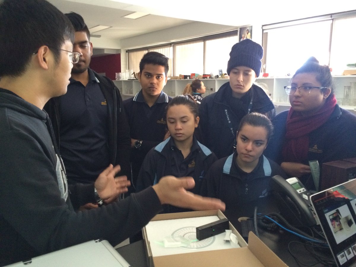 atiyezarifi's tweet photo. Having fun with high school student at mount view college doing CUDOS outreach ! @CUDOSphotonics https://t.co/LvZZgOUPCV