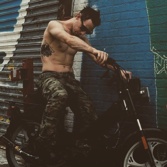 Teamdeaththrob's tweet photo. New York summer heat #Brooklyn https://t.co/aqBLSUa7fr