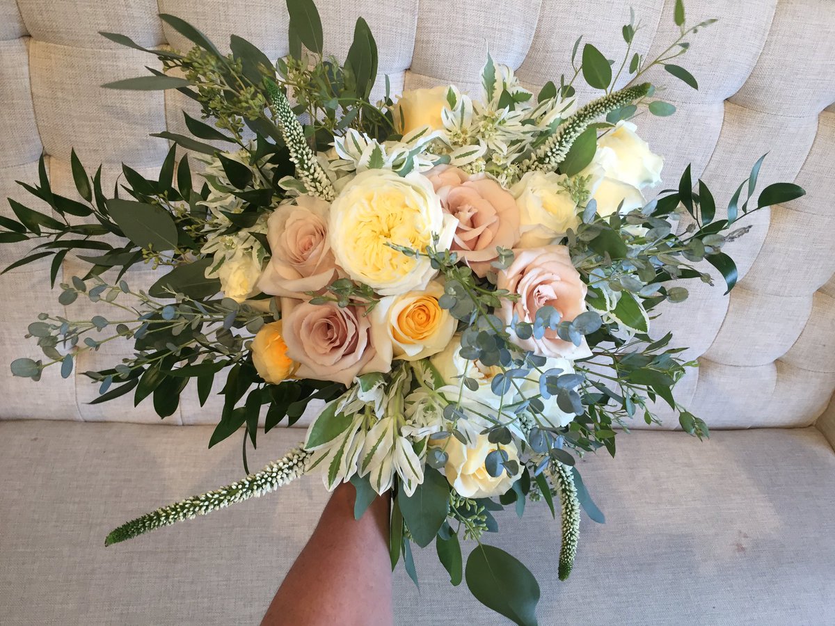 aeroplane's tweet photo. Such an honor to make the cake and arrange the flowers! #ilovemyjob #myfirstweddingcake https://t.co/G0108rZwqm