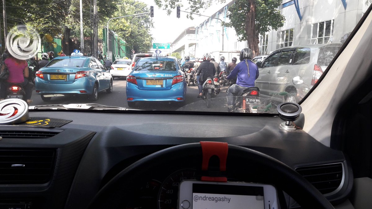TMCPoldaMetro's tweet photo. 09:42 Pejompongan arah ke Stasiun Palmerah &amp; sebaliknya lalin padat. https://t.co/Hi24eFdQsU @ndreagashy