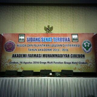 Happy Graduation Akang Teteh. Selamat datang di kehidupan nyata. Kemenangan tidak diperoleh dengan cuma-cuma🎓🎉🎊