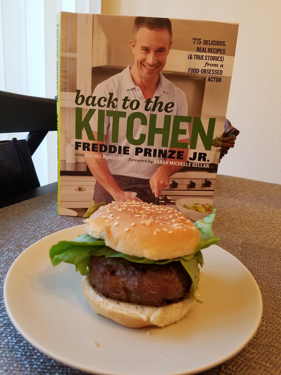 Alex_Quevedo's tweet image. Dude, @RealFPJr. I made the Bob Wall Burger. So, so, sooo good. #BackToTheKitchen