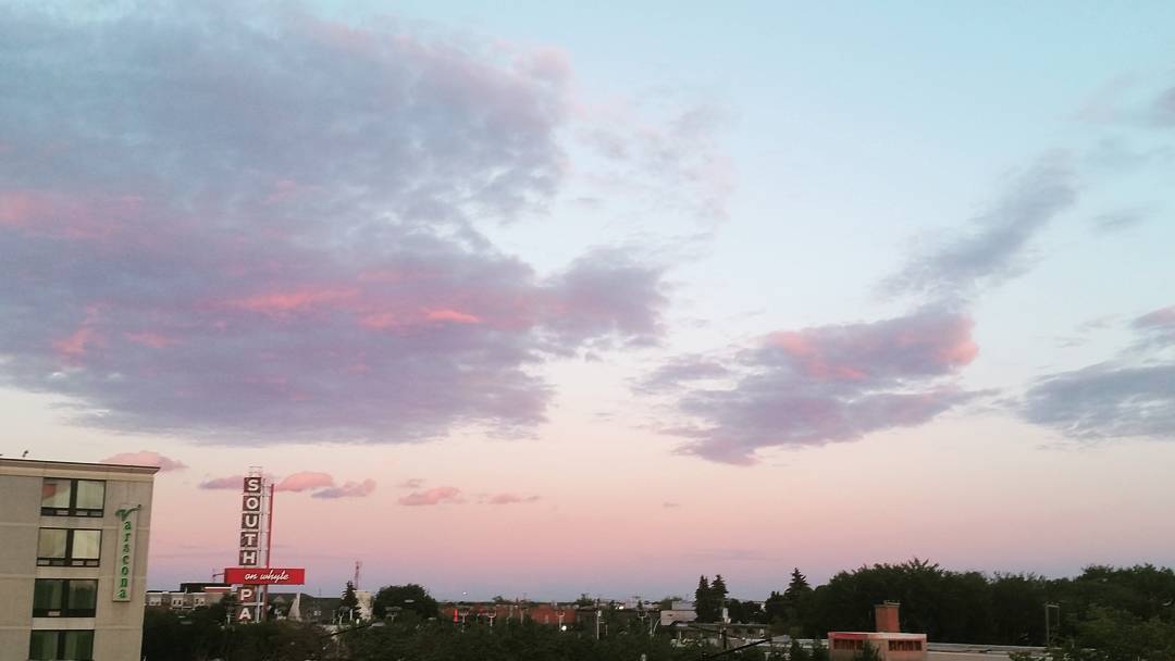 varsconahotel's tweet photo. A rooftop #YEGFringe show is a must for @edmontonfringe. See the @grinningbeard show &amp; the sunsets!
📷:lindseycorsaut https://t.co/731uN0VSTl