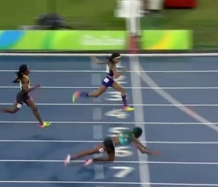 CBSSports's tweet photo. An incredible dive by Shaunae Miller to take the Gold medal from Allyson Felix. https://t.co/aRgHCjthj9