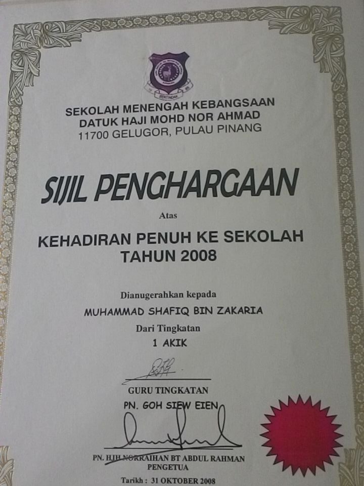 _syafiq13_'s tweet photo. Abg bkan nk kta abg rajin lah...tapi abang p skolah full jgak la dlu...siap dpt penghargaan lg...
#throwback #matnor https://t.co/Sd8L0TGX8w