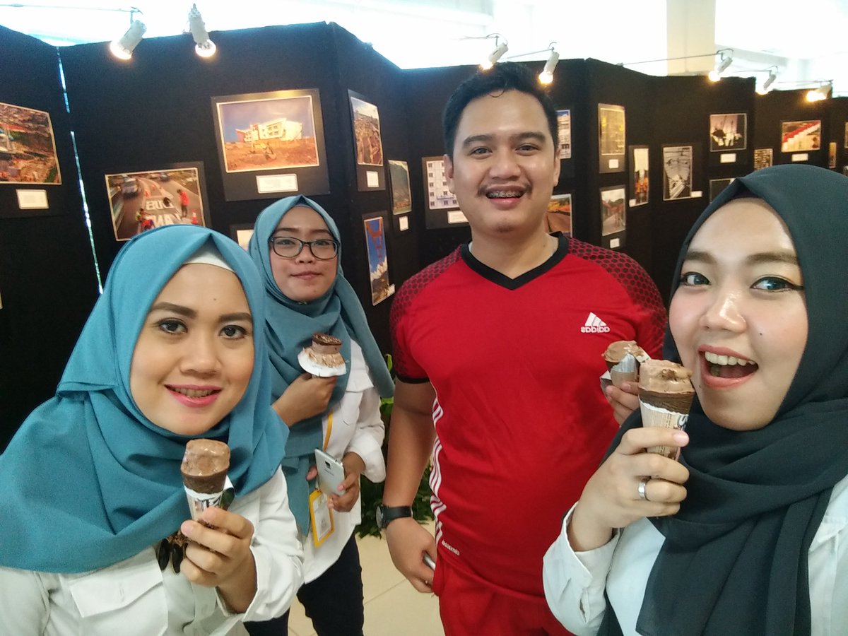 DEE_LIKES's tweet photo. Dapet es krim yeaayy @Orin_Zhang @henilicious @lintangprasasti #BPSDM17an #kemenpupr @BPSDM_PUPR https://t.co/89BzHfES6y