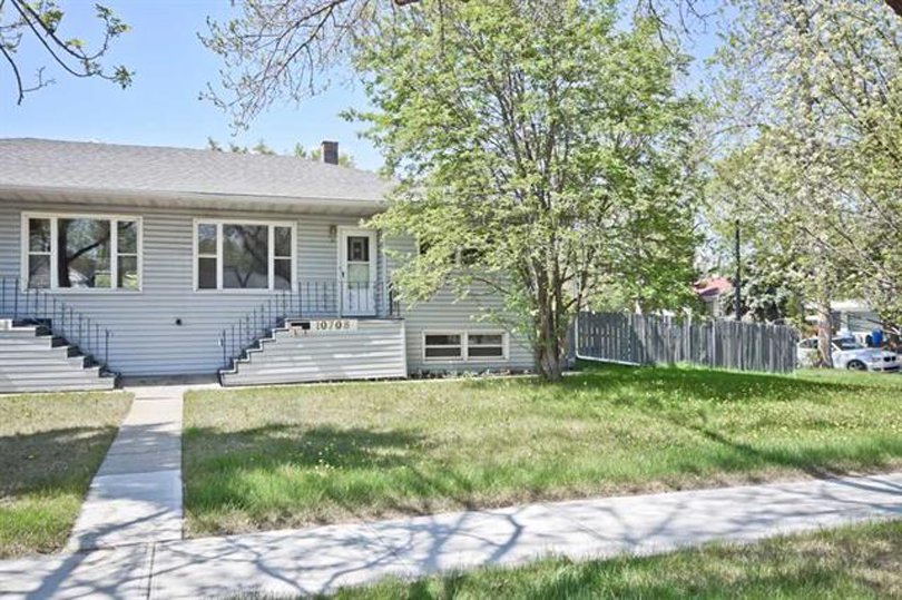 New listing in #yeg #realestate 10708 139 ST North Glenora Half duplex bungalow 3 bed 2 bath darlenestrang.ca/properties/107…
