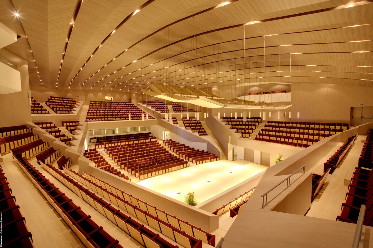 La butaca YUSO, destaca por su elegancia en el Auditorio Internacional de Torrevieja, Alicante. <a href="/torreviejacult/">Torrevieja Cultural</a>