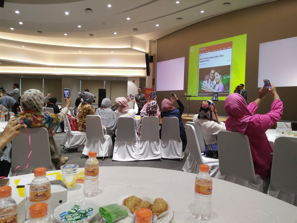 nchiehanie1's tweet photo. Aseek, Selfie Trik ala @uliherdinansyah whua senengnya buibu #WomenMasterClass #DigitalSuperWomen https://t.co/sbBosZLacs