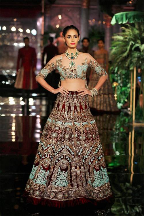 20+ Sassy Indian Brides who wore Off-shoulder Blouses Without a Doubt |  WeddingBazaar