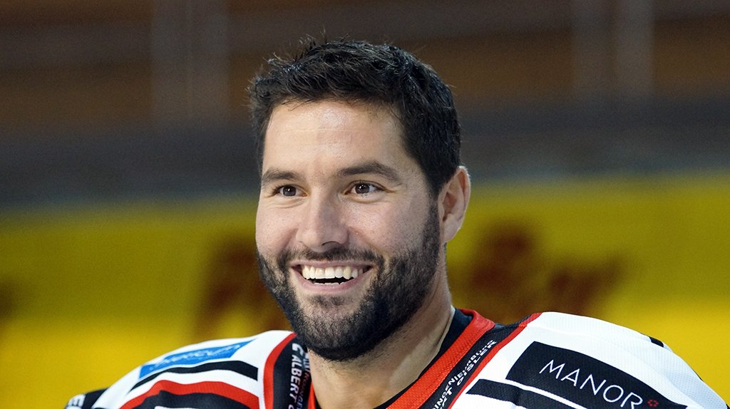 ehcfans's tweet photo. VERDAMMT! Bono muss seine Karriere beenden und wird Co-Trainer beim EHC #ehcchur #derkämpfer #trainerfuchs https://t.co/mIMRpnD2g0