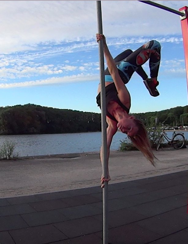 LineaPolefit's tweet photo. #calithenics #calisthenicsgirl #training #outsideworkout #workout #strength #rembrandtpark #flexybility #coreworkout https://t.co/gd9HaxaR6j