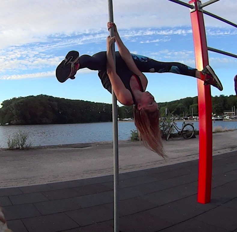 LineaPolefit's tweet photo. #calithenics #calisthenicsgirl #training #outsideworkout #workout #strength #rembrandtpark #flexybility #coreworkout https://t.co/gd9HaxaR6j
