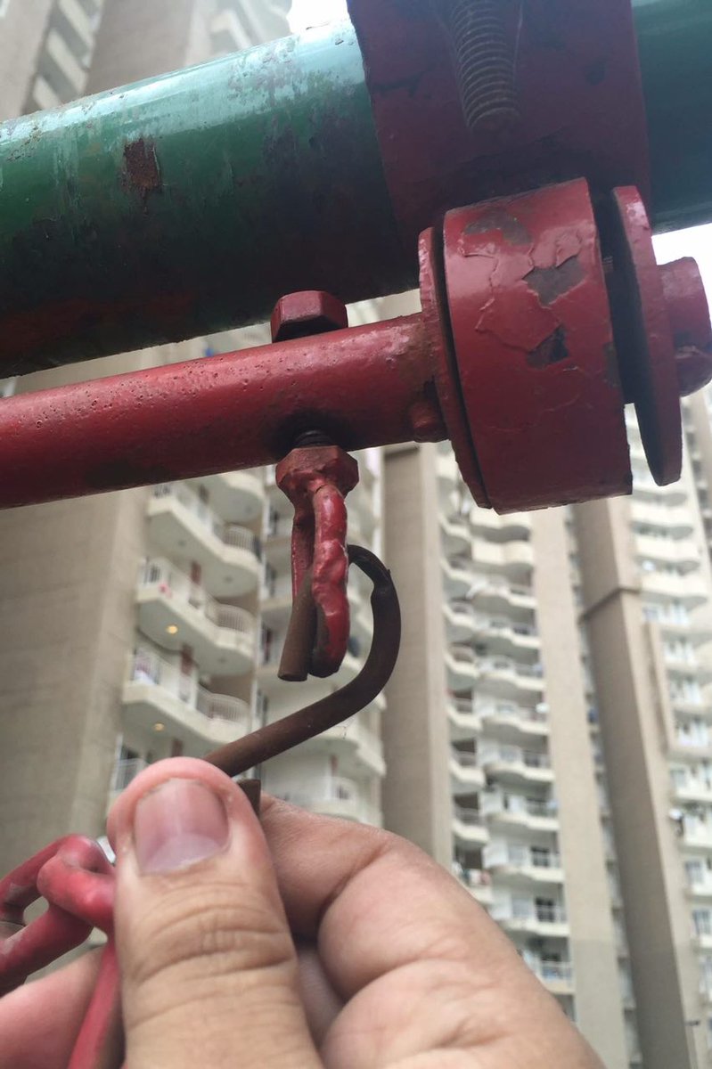 GAHsector74's tweet photo. Not 1 yr completed for many &amp; see the condition of kids rides installed...poor Maintenance #ajnarafoolingbuyers https://t.co/4NRP6ZEFwm