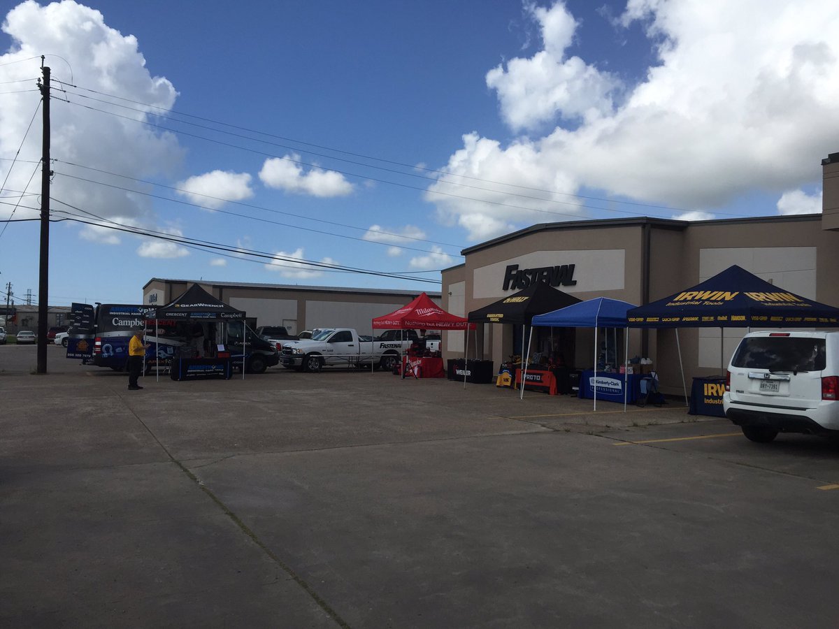 FastenalsBest's tweet photo. It's a Parking Lot Party! #wearewhereyouare #gobluesavingsevent #bounty #savings @FastenalCompany #TXCLT https://t.co/jwgws09yyq