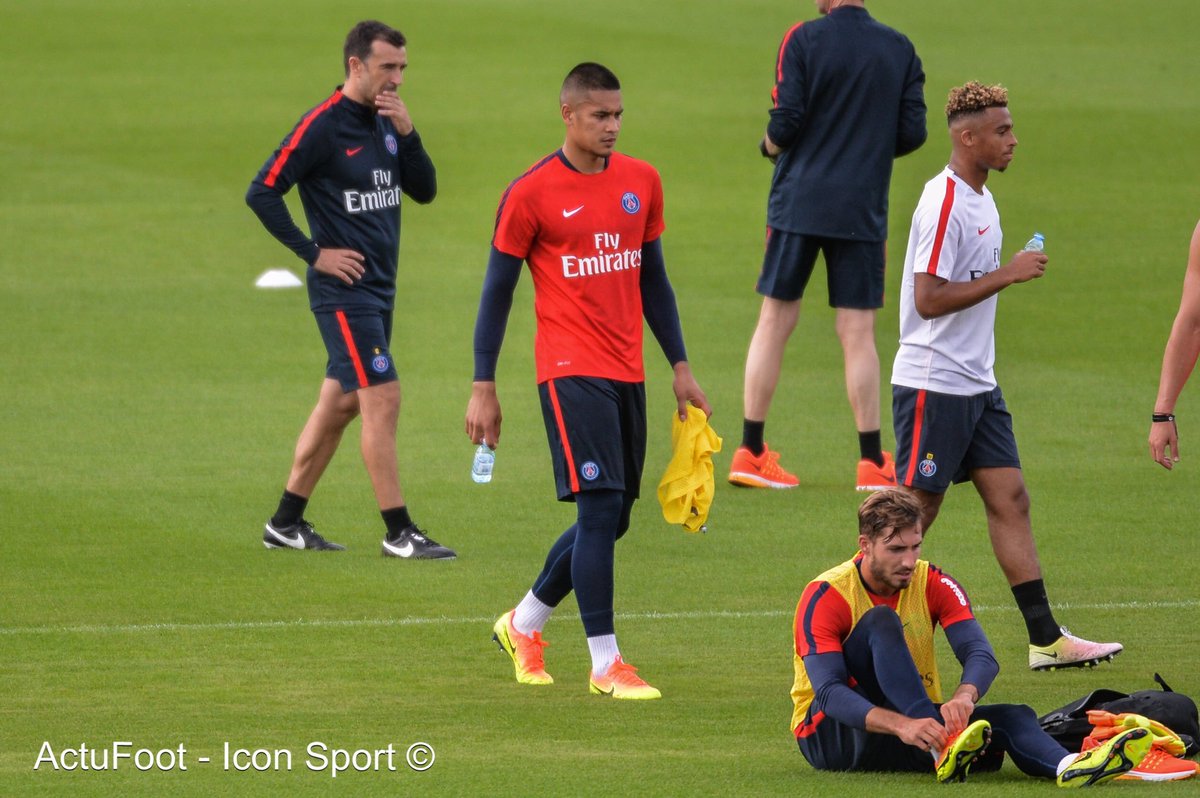 ActuFoot_'s tweet image. Unai Emery et son staff auraient choisi Alphonse Areola comme gardien n°1 du PSG. (@lequipe)