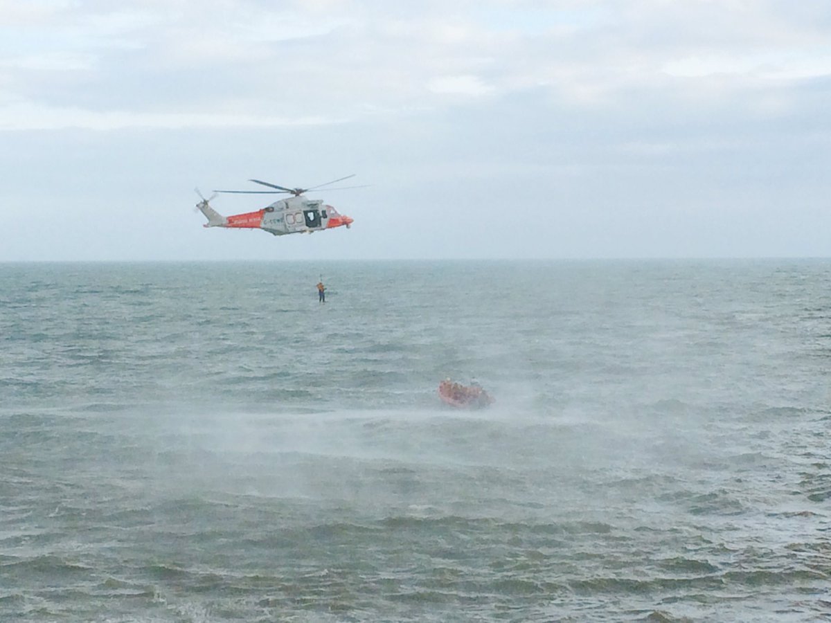 WPESphotography's tweet photo. An amazing display last night by @LymeRegisRNLI I hope lots of money was raised. https://t.co/LRbTEF0SCO