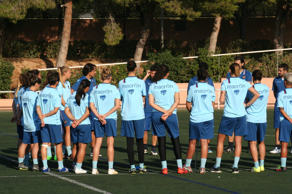 voroortiz's tweet photo. La plantilla del @LUDFemenino ya trabaja duro a las órdenes de @Andres_Tudela. #InsideLUD #PrimeraDivisiónFemenina https://t.co/xtQLHXOUks