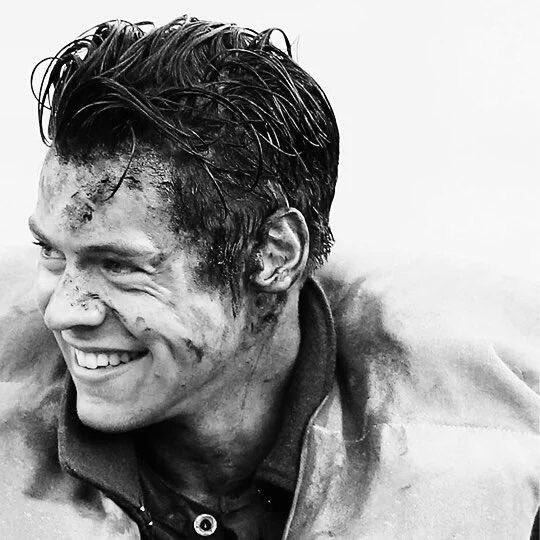rosasngbayan's tweet photo. His smiles made my day complete. 😊☺ Those dirts are nothing,still the lovely Harry.😍😘 #ActorHarry #HarryinDunkirk https://t.co/7q8V0tZIw0