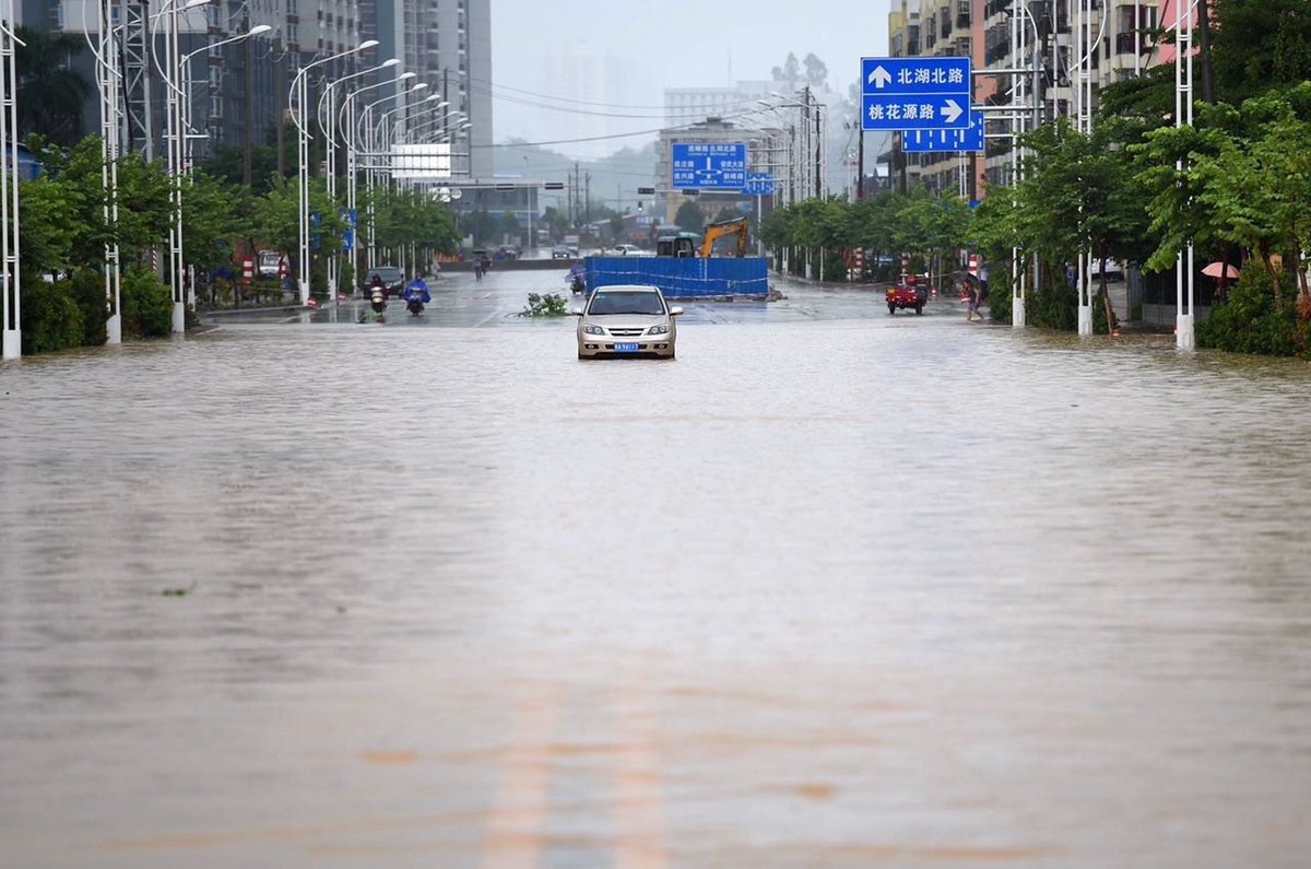 XHNews's tweet photo. #TyphoonNida turns streets in Nanning into rivers after it swept across south China's Guangxi https://t.co/WMDbsktXrQ