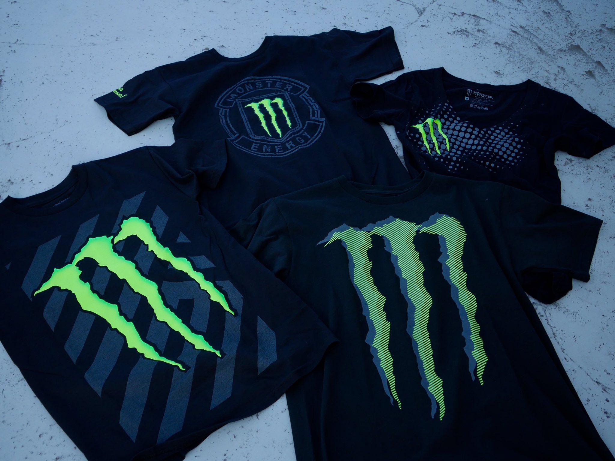 Monster Energy Japan 自販機限定 限定ギアを当てろ キャンペーンシール付きの自販機でモンスター エナジーを買うと こんなイケてるtシャツが当たるチャンスあり 詳細をチェック T Co D4njqrmgnu T Co Ev95mxi2fj Twitter