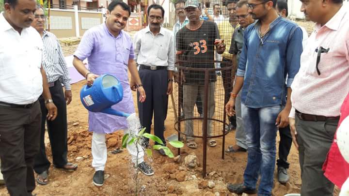 ivishalthacker's tweet image. ભુજ નગરપાલિકા દ્વારા સરકારી વસાહત  મધ્યે વુક્ષારોપણ #SelfieWithATree #selfiewithplant @narendramodi @ChaudhryShankar