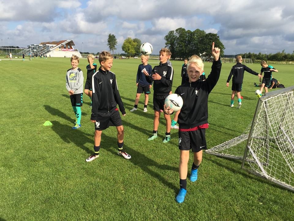 alleroedfk's tweet photo. Se masser af stemningsbilleder fra #DGI #Fodboldskole i Allerød :) https://t.co/hDlnrjUSkX #breddebold #billeder https://t.co/lX1jBqVnuE
