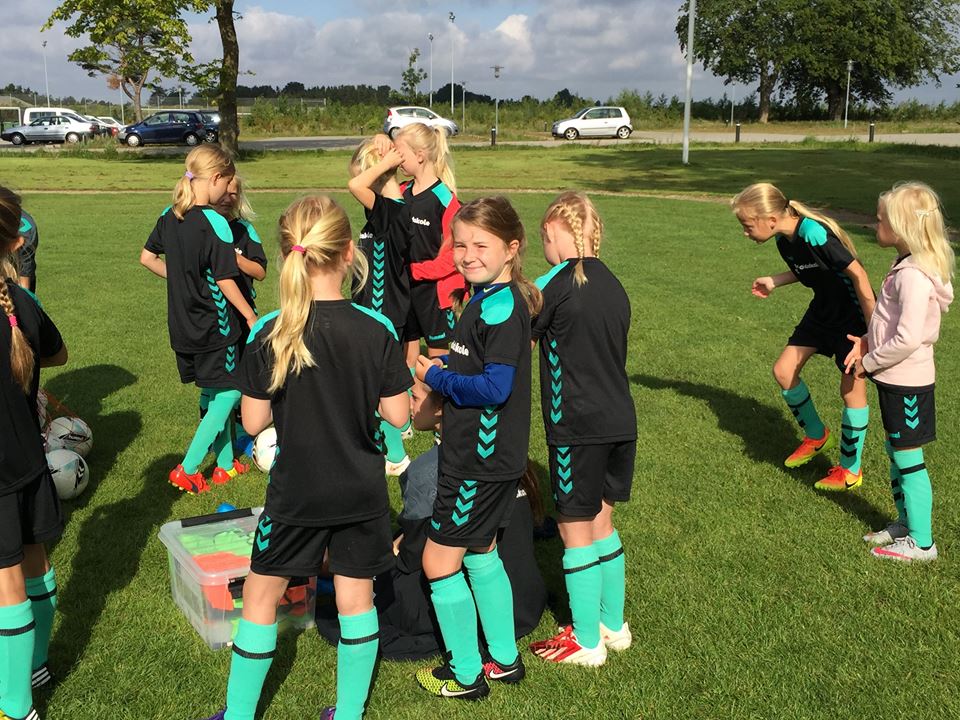 alleroedfk's tweet photo. Se masser af stemningsbilleder fra #DGI #Fodboldskole i Allerød :) https://t.co/hDlnrjUSkX #breddebold #billeder https://t.co/lX1jBqVnuE