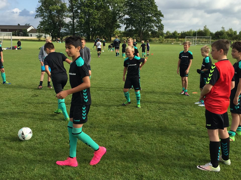 alleroedfk's tweet photo. Se masser af stemningsbilleder fra #DGI #Fodboldskole i Allerød :) https://t.co/hDlnrjUSkX #breddebold #billeder https://t.co/lX1jBqVnuE