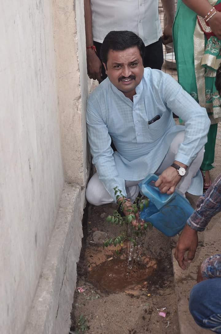 ivishalthacker's tweet image. ભુજ નગરપાલિકા દ્વારા રીક્ષાસ્ટેન્ડ મધ્યે વુક્ષારોપણ #SelfieWithATree #selfiewithplant @narendramodi @ChaudhryShankar