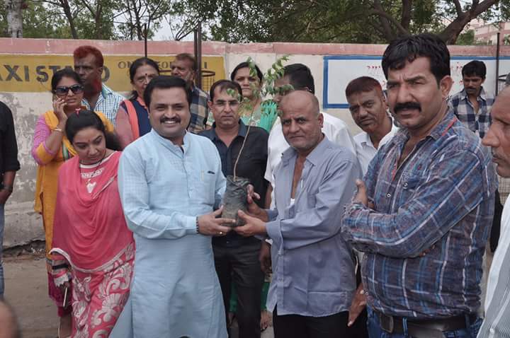 ivishalthacker's tweet image. ભુજ નગરપાલિકા દ્વારા રીક્ષાસ્ટેન્ડ મધ્યે વુક્ષારોપણ #SelfieWithATree #selfiewithplant @narendramodi @ChaudhryShankar