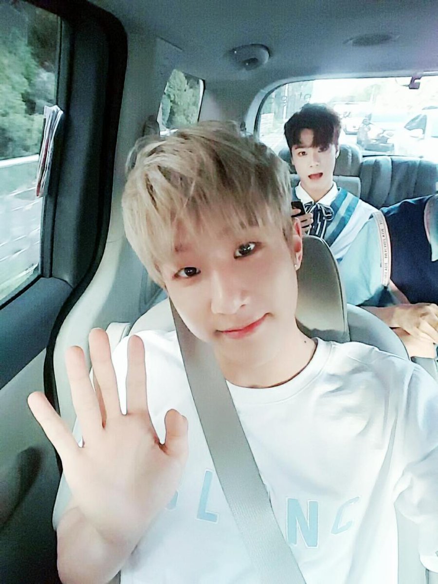 offclASTRO's tweet photo. 여러분 저희 팬싸가는중이예욥!! 오랜만의 팬싸니깐 신나게놀아욥♡ 이따보아영♡ 덥지만화이팅♡
#아스트로 #진작 #덥지만 #날씨좋다 https://t.co/SdCj26o6Z8