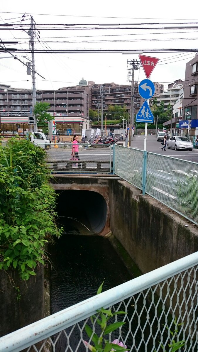 Twitter पर 川崎の久保淳 くぼあつし 宮前平駅から南に分かれる矢上川は 尻手黒川道路をくぐって南側へ こちらは脇に道がなく交差する道から流れを確認 土橋交差点に斜めに入って尻手黒川道路を渡り そこからは暗渠となって東名下で北の流れと一つに 川崎 Twitter पर 川崎の久保淳 くぼあつし 宮前平駅から南に分かれる矢上川は 尻手黒川道路をくぐって南側へ こちらは脇に道がなく交差する道から流れを確認 土橋交差点に斜めに入って尻手黒川道路を渡り そこからは暗渠となって東名下で北の流れと一つに 川崎