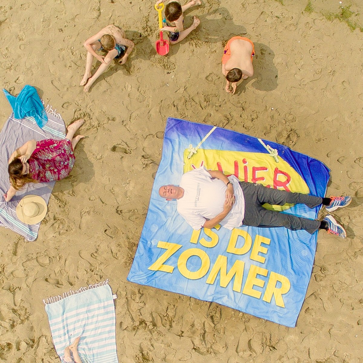 DCstations's tweet photo. Heb jij ‘m al? Haal de XXXL handdoek in huis en laat zien waar jij de zomer viert! Op=op https://t.co/llRXh4F4jC https://t.co/OKBffewQ5a