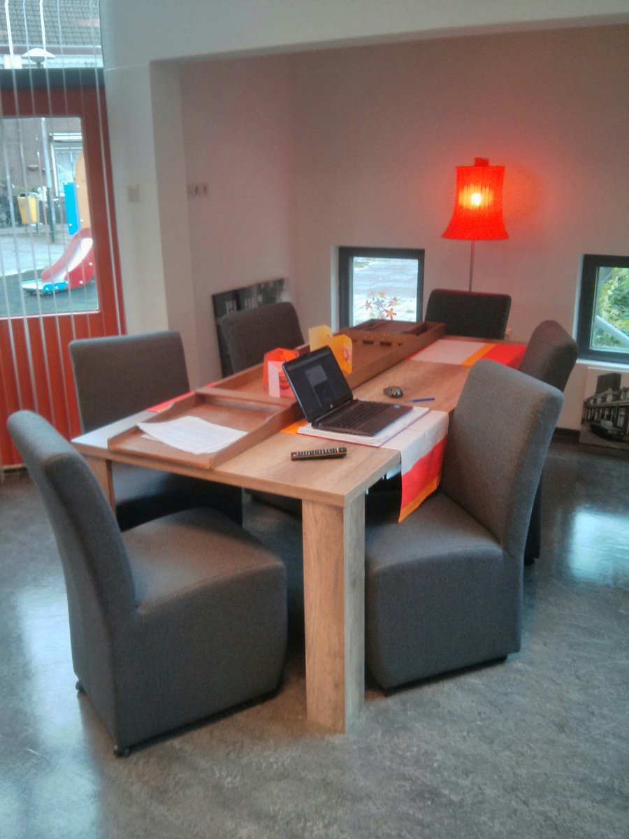 Het heeft even geduurd, maar nu is de inrichting van de Huiskamer compleet. Stoelen zijn binnen. Bezoekers welkom!