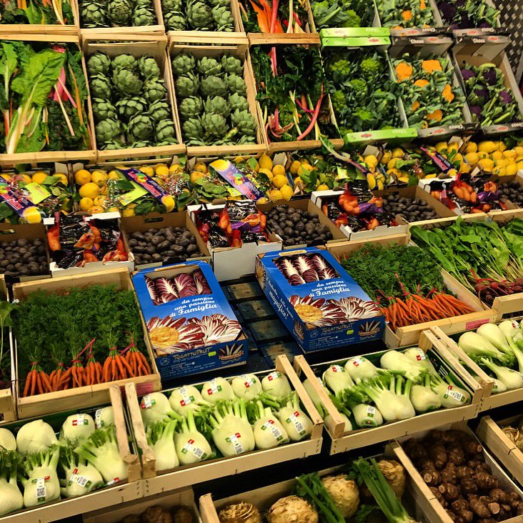dailydoseldn's tweet photo. Late night/early morning visit to the market! #coldpressedcolour #coloursoflondon #freshveg #dailydose https://t.co/i9vVRWl3Tl