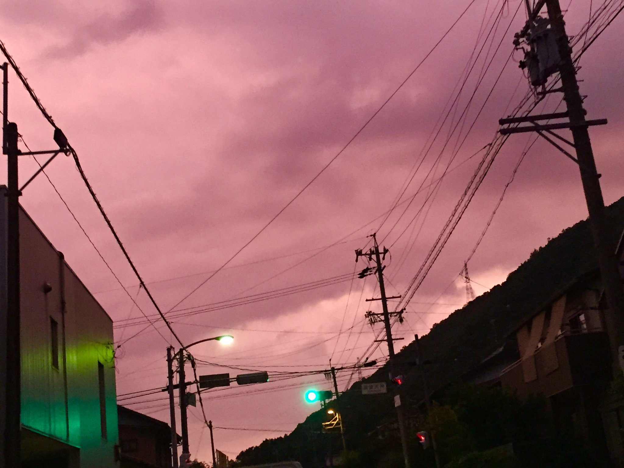 Kana 同僚と 空の色おかしいよね って話してた2分後くらいに猛烈な雷雨 もう最悪ヽ ノ怖いから 空が紫っていうかなんていうか 本当に気持ち悪かった T Co Wvnwygu7aa Twitter