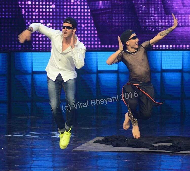 iash49's tweet photo. #EverGreen #EkPalKaJeena #KNPH #EternalLove @iHrithik in #DancePlus2 #RajIsBack 8 Days To MohenjoDaro #August12th https://t.co/4BRNz6XEgy