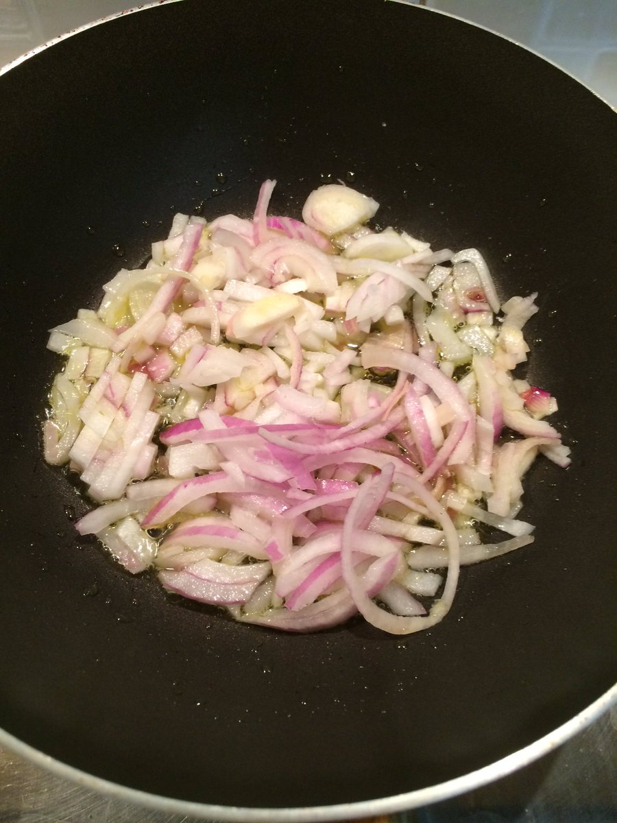 tedeschivola's tweet photo. #ChefClaudio propone ferro!Soffritto di cipolla,fegato a listarelle et voilà!Fegato alla veneziana..roba da maschi💪😋 https://t.co/kQKWvgWLPg