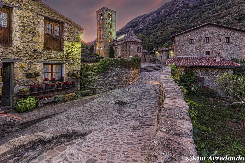 FOTO: #Beget, poble a cavall del #Ripollès i la #Garrotxa, enmig del #PirineuOriental. @KimGorgues <a href="/valldecamprodon/">Mancomunitat Vall de Camprodon</a>