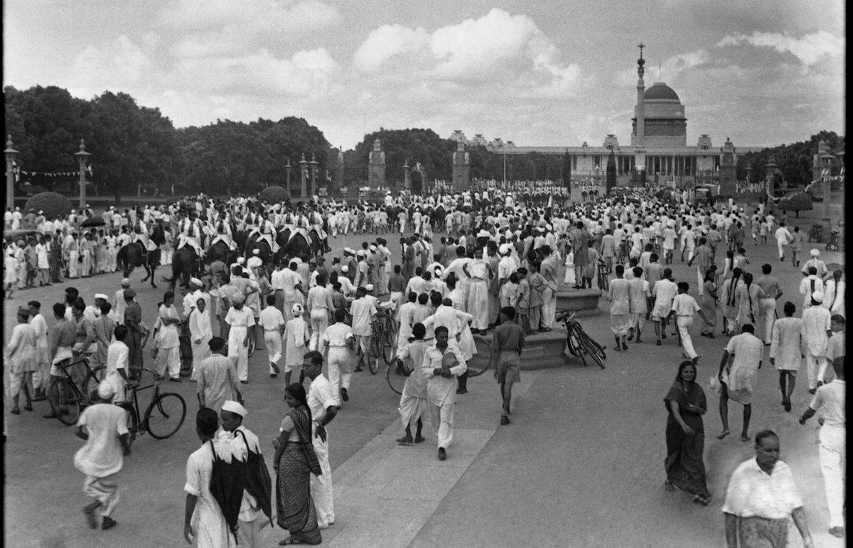sitanshurkar's tweet photo. #IDC2016 : Glimpses of #FirstIndependenceDay on 15 Aug 1947. #Azaadi70SaalYaadKaroQurbaani
Pic. DPR, MoD https://t.co/mMzxJGKtNx