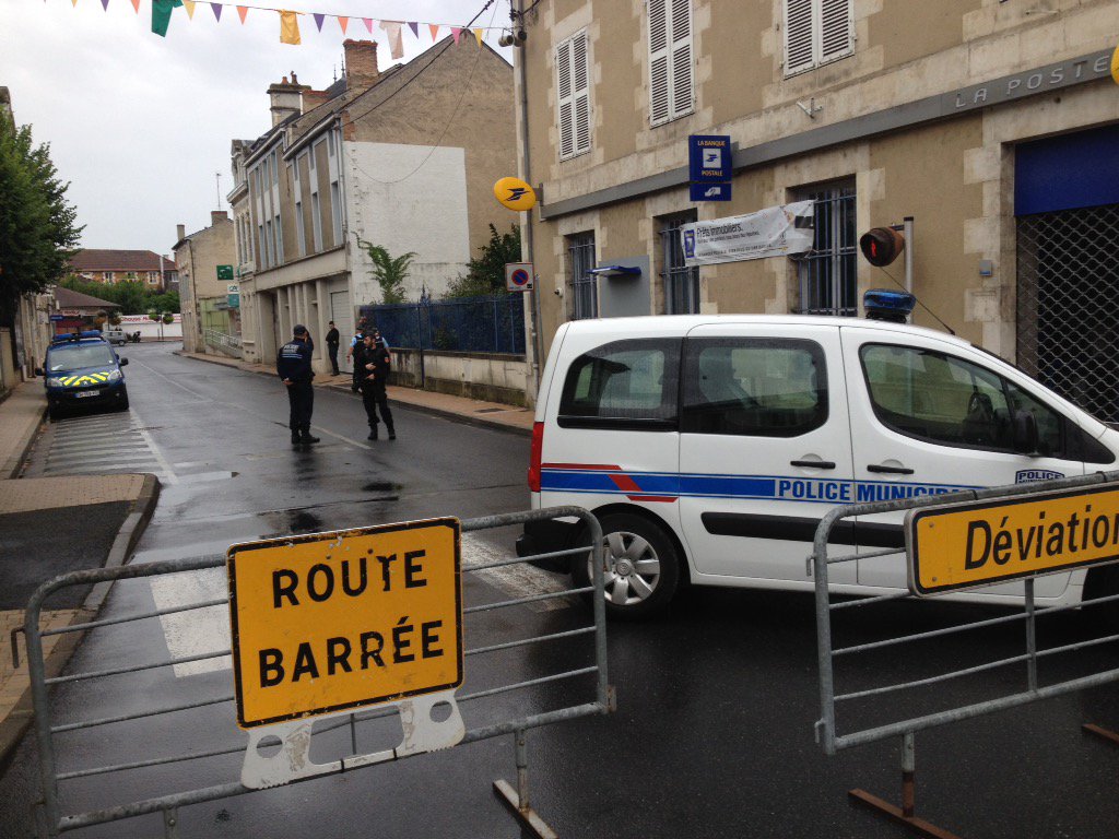 la_nr_sebastien's tweet photo. Alerte bagage suspect abandonné #montmorillon boulevard ferme entre poste et ss préf https://t.co/s1ZPDtVbqR