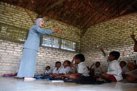 Hampir 71 Tahun Merdeka, Masih Banyak Siswa Indonesia Bersekolah di Lantai bit.ly/2aSR0LZ