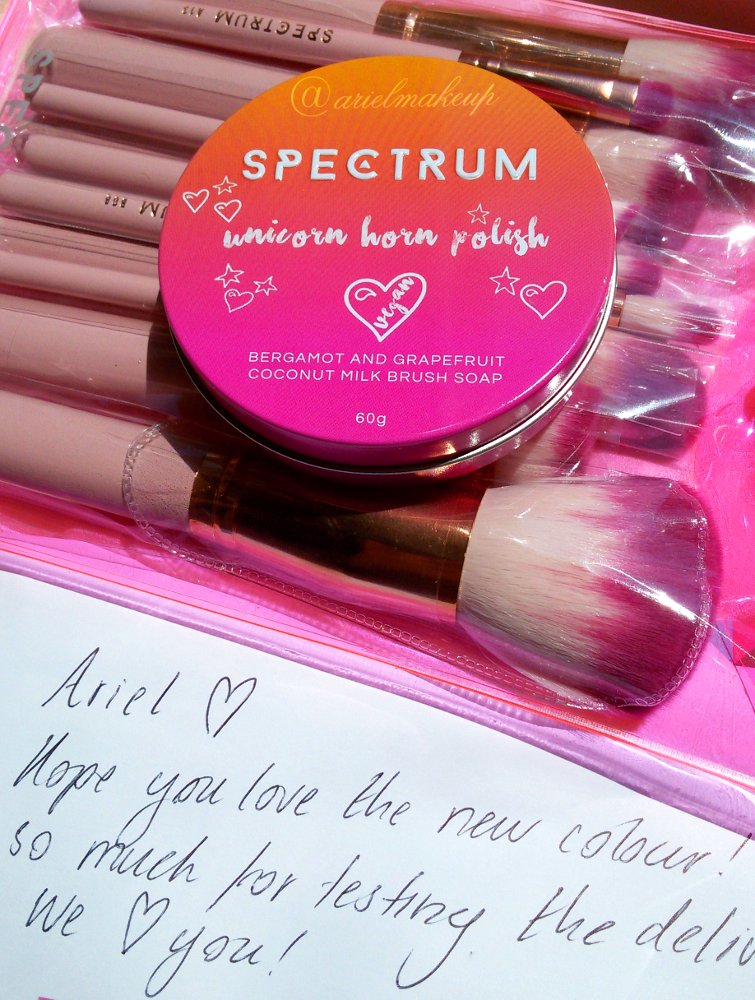 ArielMakeUp's tweet photo. #Mermaid delivery today π¬π π #SpectrumBombShell brushes look so dainty and princess-y π Fit for a mermaid #princess π https://t.co/b1dxZcFDIx