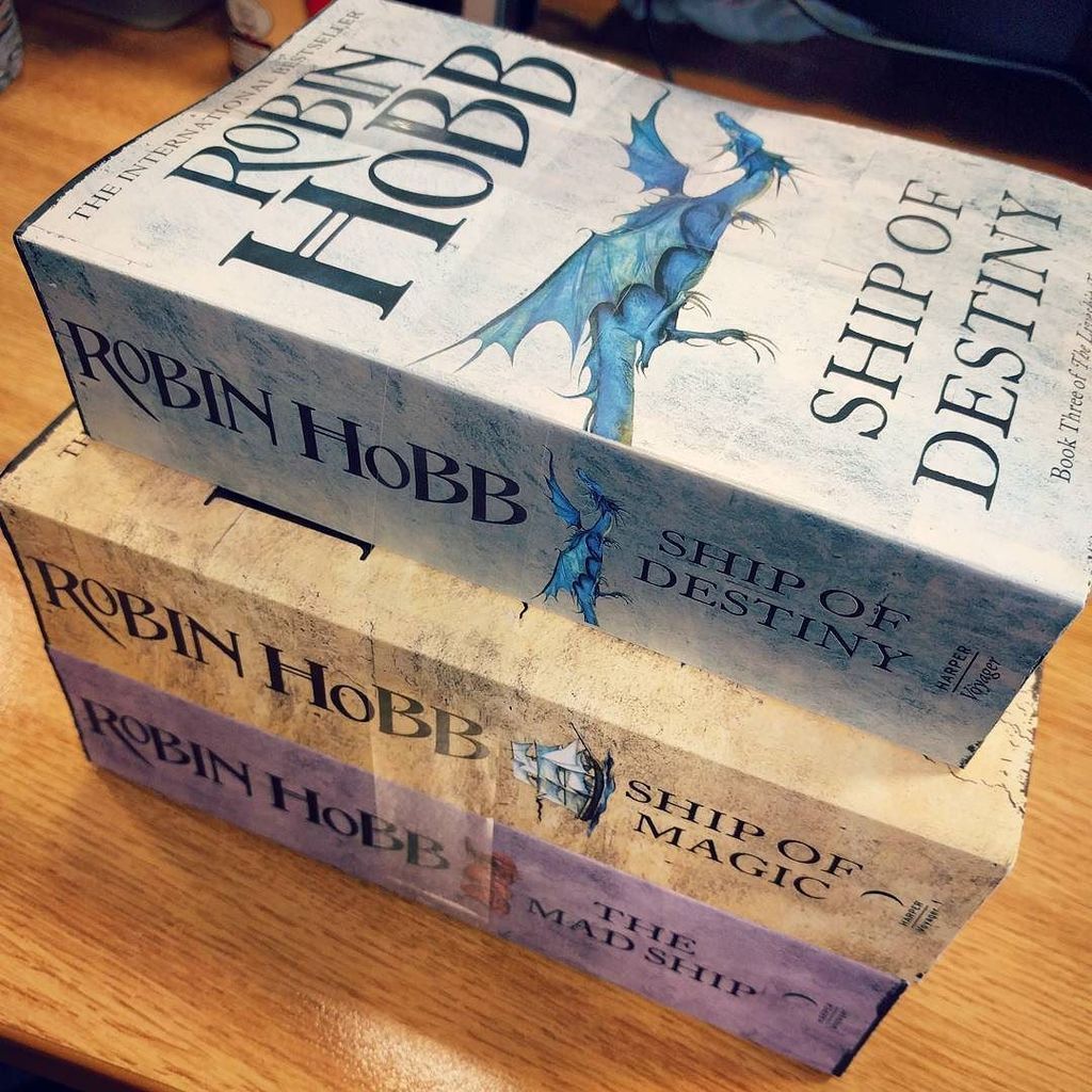 ClaireRousseau's tweet photo. YOU HAD ONE JOB. Seriously, all I wanted was a matched set, how hard is that? 😤😤😤 #booksof… https://t.co/T2Kh4rUXyj https://t.co/inRm6xwdR8