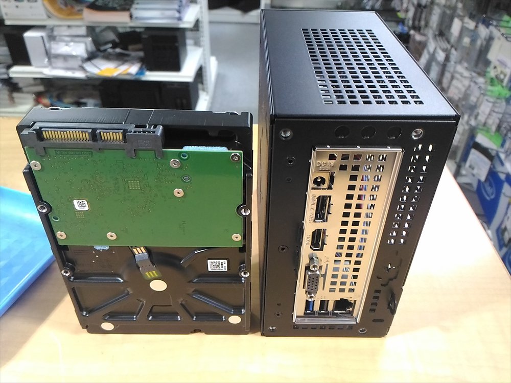 8/5発売のASRock DeskMini 110を確認中… 新規格Mini-STXを採用した小型