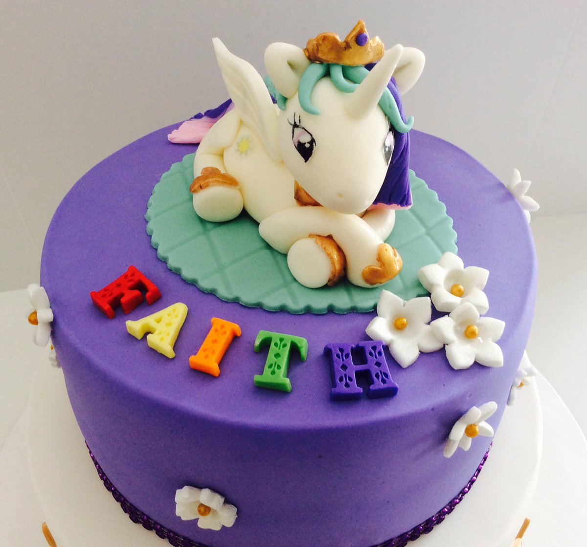 SmoochiesCakery's tweet photo. Hand made from gumpaste with hand painted gold details! #MyLittlePony #customcake  #Bradford https://t.co/UBua0NyGIg